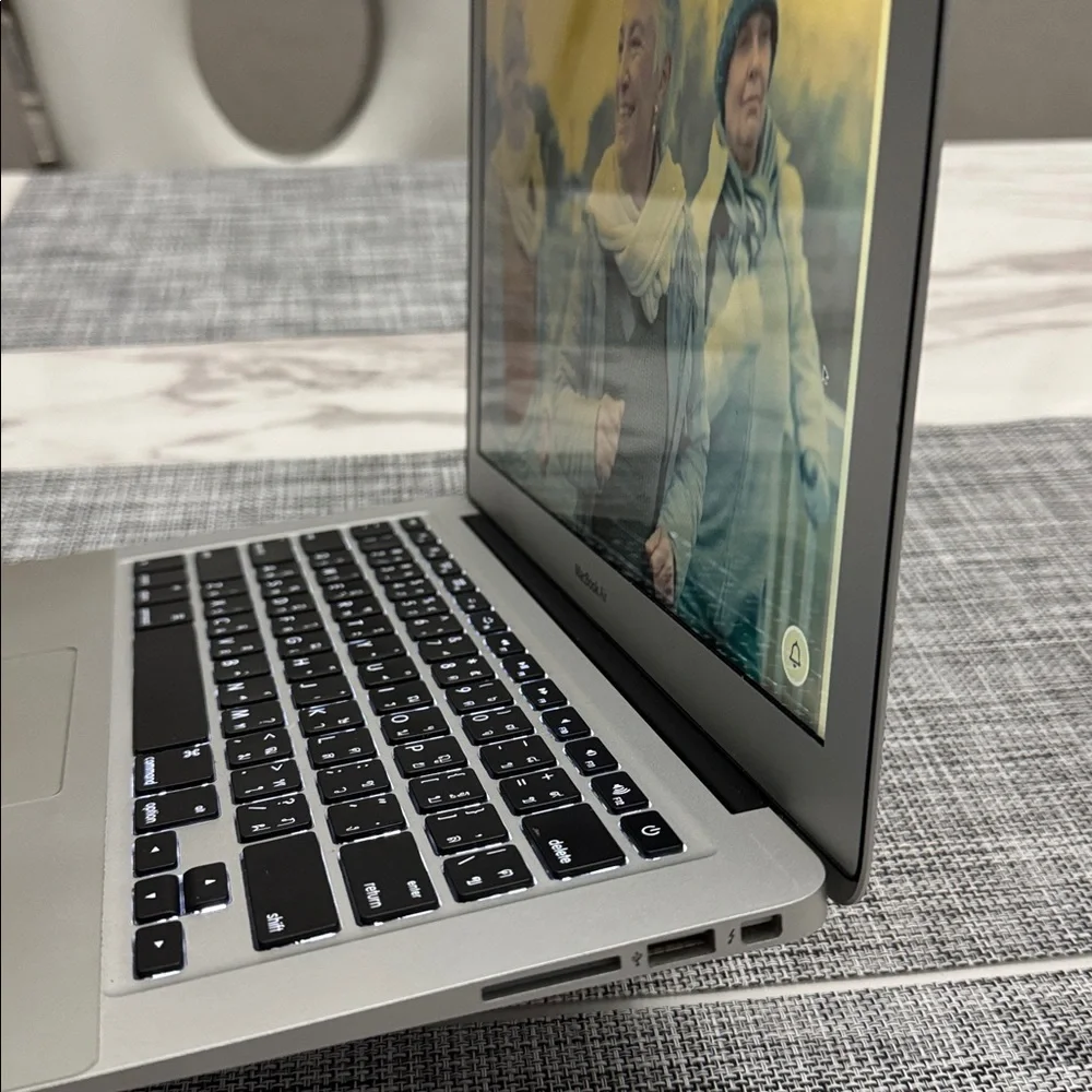 Apple MacBook Air 13” 2014 with a Brand New Laptop Sleeve and a Charger